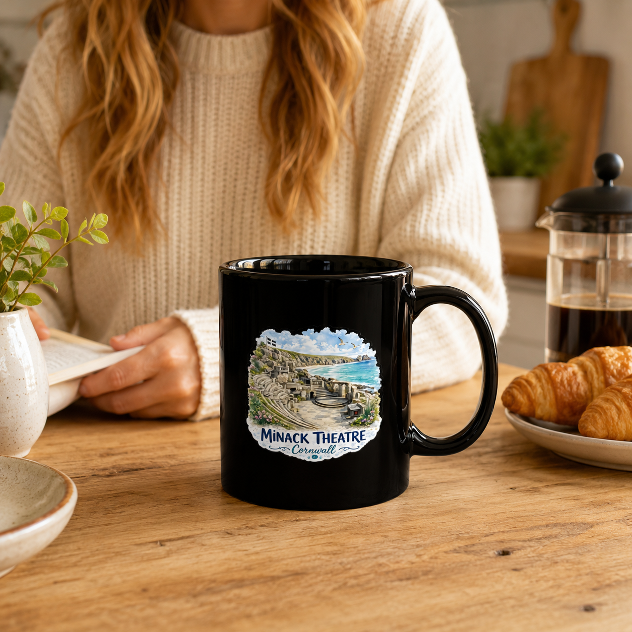 Minack Theatre Cornwall Black Glossy Mug – Coastal Scene Design